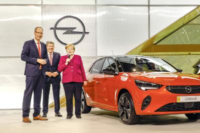 Kanzlerin Angela Merkel besucht Opel-Stand auf der IAA
