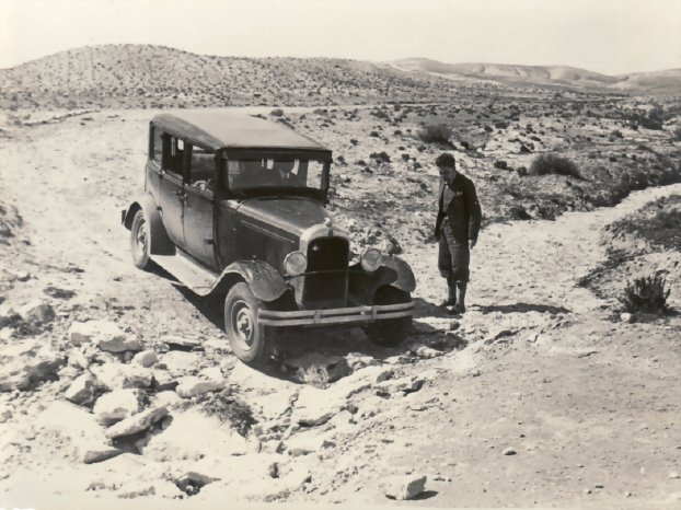 Erwin_Bowien_in_der_Wüste_zwischen_Negrine_und_Tozeur_in_Tunesien__1934.png
