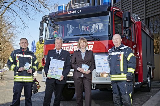 Provinzial-Vorstandsmitglied Sabine Krummenerl übergab die Einsatz-Taschenkarten an Landesbrandm.jpg