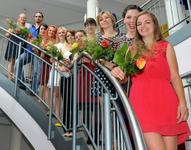 Gruppenbild mit Mann: Meisterschülerinnen und ein Meisterschüler des Jahrgangs 2014 im Maßschneiderhandwerk