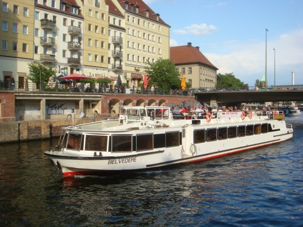 MS Belvedere am Schiffbauerdamm in Berlin-Mitte.jpg