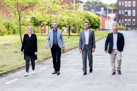 Carsten Schmidt von Frasers Property International, Christian Mayer, Einkaufsleiter West bei Keller & Kalmbach sowie Dr. Roelf Bleeker und Diana Lechtleiter von der Graf Recke Stiftung (von rechts nach links) beim Ortstermin an der Lagerhalle im Düsseldorfer Süden / Foto: Kusch