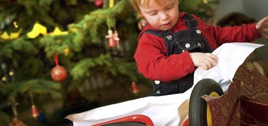 Ein Fahrrad als Weihnachtsgeschenk für Kinder