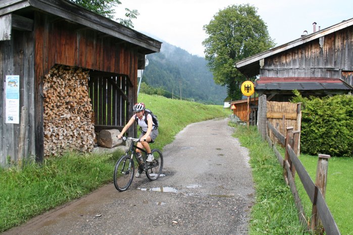 bikerin_am_Grenzbergang[1].jpg