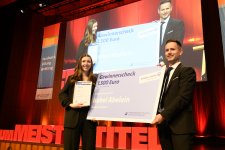 Konditormeisterin Isabel Abelein erhielt den Preis der Jahrgangsbesten vom Gebietsdirektor der Signal Iduna Gruppe, Timo Gindner