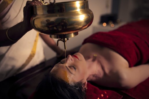 Ayurvedaanwendung (c) Madukkakuzhy Ayurveda Zentrum.JPG