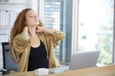 Der Tag der Rückengesundheit unterstützt jährlich am 15. März mit Tipps und Veranstaltungen dabei, Rückenschmerzen vorzubeugen.