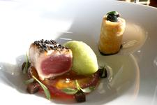 Bei Yellowfin Thunfisch mit Apfel-Koriander-Sorbet und schwarzer Sesamcrème kommen Genießer aller Altersklassen auf den Geschmack. Foto: Hotel Krone Assmannshausen
