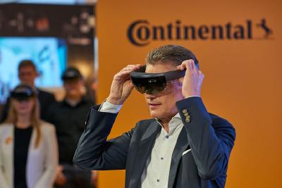 Blick in die Zukunft: Vorstandsvorsitzende Dr. Elmar Degenhart schaut auf das Cockpit der Zukunft. Foto: © Continental AG