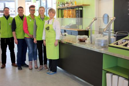 Personen auf dem Foto von links nach rechts: Feriendorfleiter Jens-Martin Krieg, Fabian Prahl, Monique König, Sylvia Huge, Carmen Busse, Foto: Feriendorf Groß Väter See