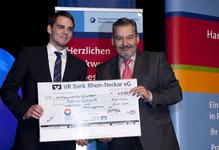 Preisträger Fabian Schmitt (links) zusammen mit José Montero, Bereichsleiter der VR-Bank Rhein-Neckar e.G., (rechts)