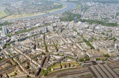Ansicht des Hotel-Ensembles eingeordnet beim Blick über die ganze Stadt (Foto-Credit: "greeen! architects")