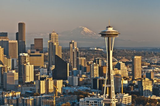 Blick auf Seattle mit Space Needle und Mt Rainier (c) Port of Seattle.jpg