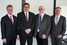 Chefwechsel bei konstruktionspraxis. v.l.n.r.: Stefan Rühling (Vorsitzender der Geschäftsführung Vogel Business Media), Stefan Willeke (neuer Chefredakteur konstruktionspraxis), Karl Ullrich Höltkemeier (scheidender Chefredakteur konstruktionspraxis), Bernd Weinig (Publisher Verlagsbereich Industriemedien)
