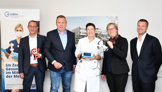 PM_20250606_GRN_Si_Übergabe_Happymed_Videobrille_.jpg