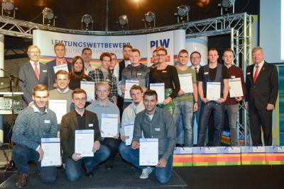 Nach der Auszeichnung der Kammersiegerinnen und Kammersieger des Leistungswettbewerbs des Deutschen Handwerks stellten sich alle beteiligten mit Kammerpräsident Alois Jöst (links stehend), Kammervizepräsident Klaus Hofmann (vierter von rechts stehend) und Kammervizepräsident Martin Sättele (erster von rechts) dem Fotografen