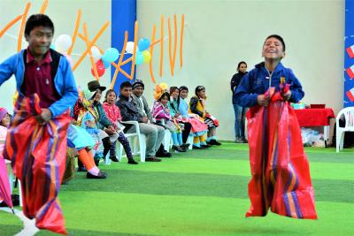 Spiele beim Besuch im World Vision Projektgebiet Yauli. Copyright PM International
