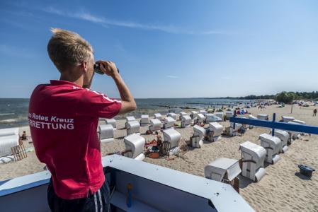 Badespaß am Strand des Seebades Ueckermünde. Viele kleine Strände in der Region laden zum Baden, Schwimmen und Relaxen ein.