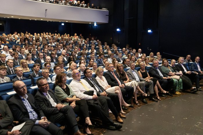 Bild_2_Mit_rund_600_Gaesten_war_das_Theater_Hameln_gut_besucht.JPG