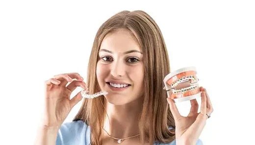 invisalign-vs-herrkoemmliche-zahnspange-was-passt-zu-dir-unsichtbar-zahnkorrektur_1920_520x500_.webp