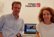 Dirk Köttgen, Geschäftsführer und Inhaber von Köttgen Hörakustik, und Anne Päffgen, Mitarbeiterin in der Werbeabteilung, mit der Onlineplattform BIGbalance auf dem Rechner.