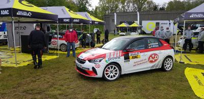 AvD Opel Corsa-e Rally verlässt Servicepark (Seitenansicht)