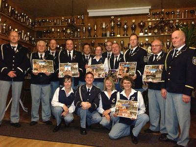 Die langjährigen Vereinsmitglieder des Spielmannszugs Binningen freuten sich über ihre Ehrung: (v.l.n.r.): Thomas Ternes (25 Jahre im Verein), Alfred Brengmann (40), Lars Steffens, Günter Urwer (40), Oliver Reichert (35), Christel Elscheid (40), Helmut Gilles (30), Michael Michels (40), Hermann-Josef Urwer (40), Arnold Oster (50), Franz-Josef Ternes (50), Conny Pillig (35), Bastian Elscheid (10), Beatrix Kirsch (35) und Edith Richter (40)