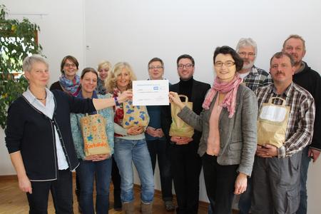 Prof. Dr. Dorothee Straka (4. von rechts) und Betriebsleiterin Regina Cordes (ganz links) überreichten Schulleiter Thorsten Steinbrinker (5. von rechts) eine Spende für den Förderverein seiner Schule. Das Geld stammt aus dem Verkauf von 200 bemalten Kartoffeltüten beim Kartoffelfest der Hochschule Osnabrück