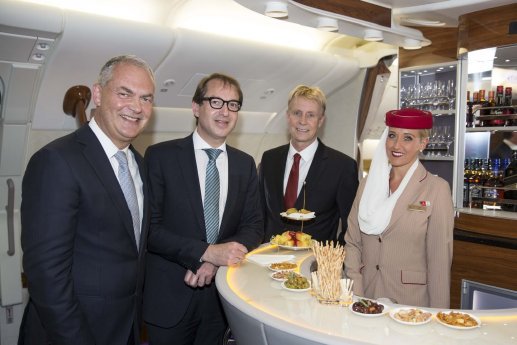 Thierry Antinori, Alexander Dobrindt und Volker Greiner an Bord der Emirates A380 auf der I.JPG