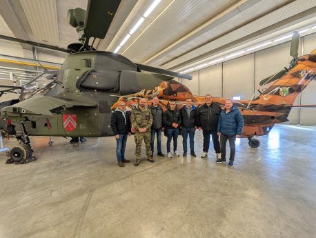 003 Gruppenfoto vor dem Tiger.jpg