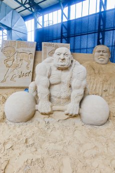 Sandskulpturen_Kraftprotz.jpg