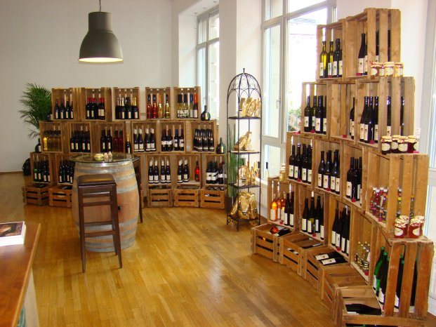 Die ausgewählten Weine im Weinhaus Hillert in Baden-Baden..JPG