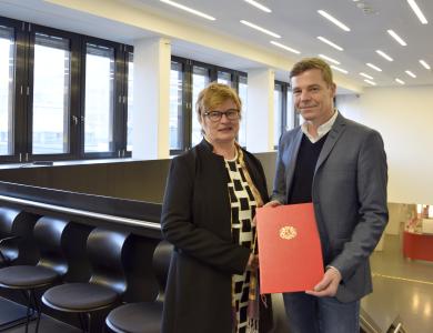 Prof. Andreas Teufel mit Rektorin Prof. Dr. Karin Luckey bei der Übergabe der Ernennungsurkunde. - Foto: Sascha Peschke/Hochschule Bremen