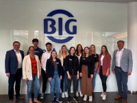 BIG-Vorstandsvorsitzender Peter Kaetsch (rechts) und Personalleiter Stefan Tölle (links) sowie seine Stellvertreterin Katrin Schnitzler (2. von links) begrüßten die neun neuen Auszubildenden bei der BIG direkt gesund.