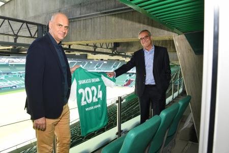 Partnerschaft verlängert: Klaus Filbry, Vorsitzender der Geschäftsführung des SV Werder Bremen und Thomas Fürst, Mitglied des Vorstands der Sparkasse Bremen (v.l.n.r.) / Foto: WERDER.DE