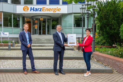 Urkundenuebergabe_Harz_Energie_Typisch_Harz_regioStrom_Harzenergie_Mohr_2.jpg