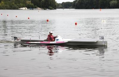 Der TH-Eigenbau "SUNcaTcHer" mit Teamleiter Christopher Brüllke am Steuer bei der "Haus-Regatta" auf der Dahme bei Wildau