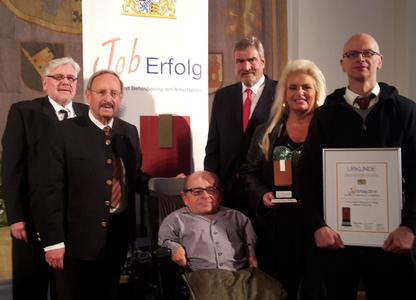 (V. li. n. re.) Gewerbereferent Albert Metz, Reinhold Bocklet, Vizepräsident des Bayerischen Landtages, Herbert Sedlmeier, Behindertenbeauftragter, Stephan Johannes Reinhold, Geschäftsführer CEWE Germering, Susanne Augenthaler, Schwerbehindertenbeauftrage bei CEWE, Michael Greindl, hörbeeinträchtigter Mitarbeiter von CEWE