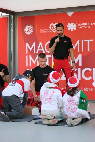 Herzsicher_DFB_Finale_Berlin2025_Björn-Steiger-Stiftung.jpg