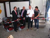 Geschäftsführer Nikolaus Teves von der Handwerkskammer (links) überreicht zwei Elektromobile an Heinz Blattner, Vorsitzender des Fussballkreises Bruchsal; Rolf Koch, erster Vorsitzender des Fussballvereins FC Huttenheim und Mitarbeiter der Handwerkskammer Mannheim und Ralf Longerich, stellvertretender Vorsitzender des Fussballkreises Bruchsal (Foto: HWK Mannheim)