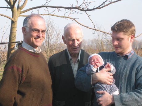 Vier Generationen ökol. Weinbau.jpg