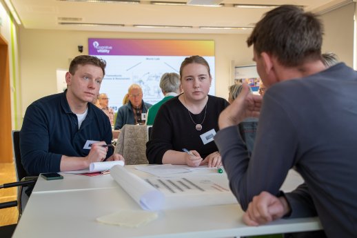 Wiss. MItarbeiter Dr. Robert Pohl (l.) und Gina Friedriszik (r.) im Austausch mit Teilnehmenden_.jpg