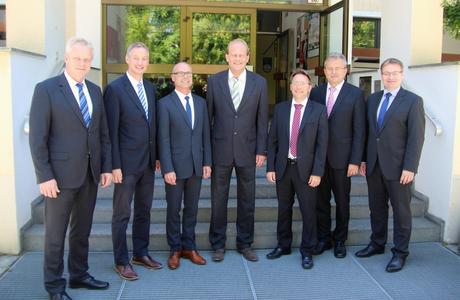 Feierstunde anlässlich 50 Jahre staatliche Anerkennung für die Private Wirtschaftsschule Pindl in Straubing: Bundestagsabgeordneter Alois Rainer, Straubings Oberbürgermeister Markus Pannermayr, Pindl-Geschäftsführer Detlef Ammon, Schulleiter Reinhard Schmidt, Regierungsschuldirektor Roland Ilg, Landrat Josef Laumer und Landtagsabgeordneter Josef Zellmeier (von links). Fotos: Private Schulen Pindl