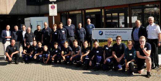 Die jungen Workshop-Teilnehmer, Lehrmeister und Einsatzkräfte der Feuerwehr gemeinsam mit dem Überraschungsbesuch