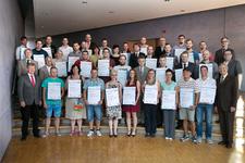 Zusammen mit den beiden Vizepräsidenten Alois Jöst (erste Reihe rechts) und Martin Sättele (erste Reihe links) sowie zahlreichen Dozenten stellten sich die erfolgreichen Teilnehmer von Weiterbildungsmaßnahmen im Anschluss an die Zeugnisübergabe dem Fotografen (Foto: Jürgen Thomas)