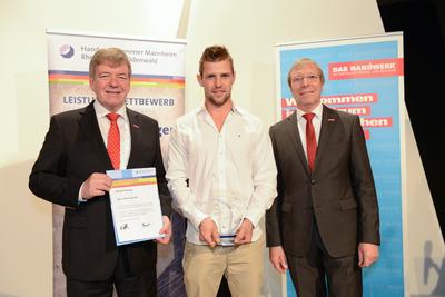 Aus der Hand der Vizepräsidenten Alois Jöst (rechts) und Martin Sättele (links) erhielt Jeremy Rimmler (Mitte) die Ausbildungs-Stele 2015 der Handwerkskammer Mannheim Rhein-Neckar-Odenwald für hervorragende Ausbildungsleistungen