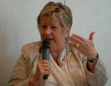 NRW-Schulministerin Sylvia Löhrmann während des Symposiums zum Schulwandern in Düsseldorf: "Schulwanderungen erleichtern den Zugang zu einer umfassenden Umweltbildung." (Foto: J. Kuhr /DWV)