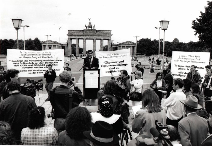 Gedenkveranstaltung mit einer Delegation web (1).jpg