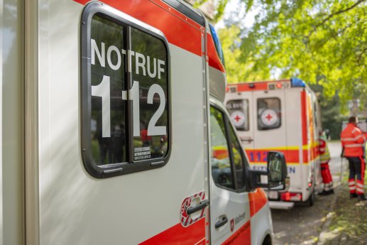 Rettungsfahrzeuge im Klinikum (Symbolbild).jpg
