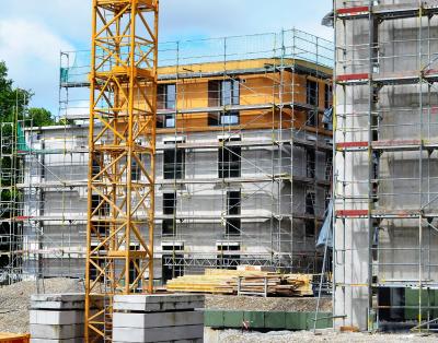Fassade mit zwei WDVS: Soweit der Korpus der vier Freistil-Gebäude aus Beton besteht, erfolgt die Dämmung mit dem alsecco System basic. Das oberste Geschoss jedes Hauses bildet ein aufgestocktes Penthouse in Holzrahmenbauart. Seine Außenwände ummantelt ein INTHERMO Holzfaser-WDVS mit HFD-Exterior Compact-Dämmplatten. Foto: Achim Zielke für INTHERMO, Ober-Ramstadt; www.inthermo.de